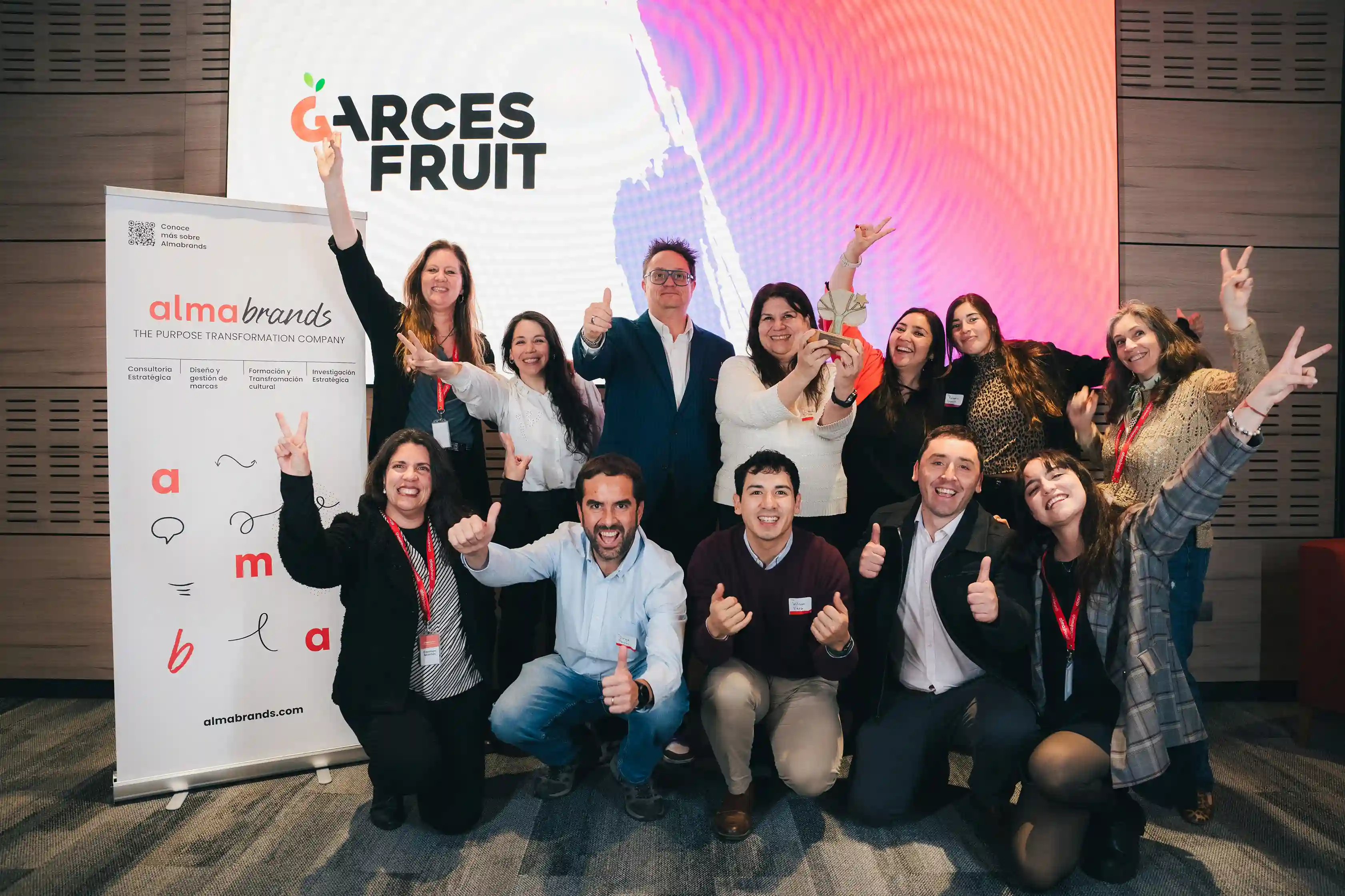 Equipo de Garces Fruit celebrando el reconocimiento obtenido en la Comunidad de Liderazgo con Propósito junto al equipo de Almabrands