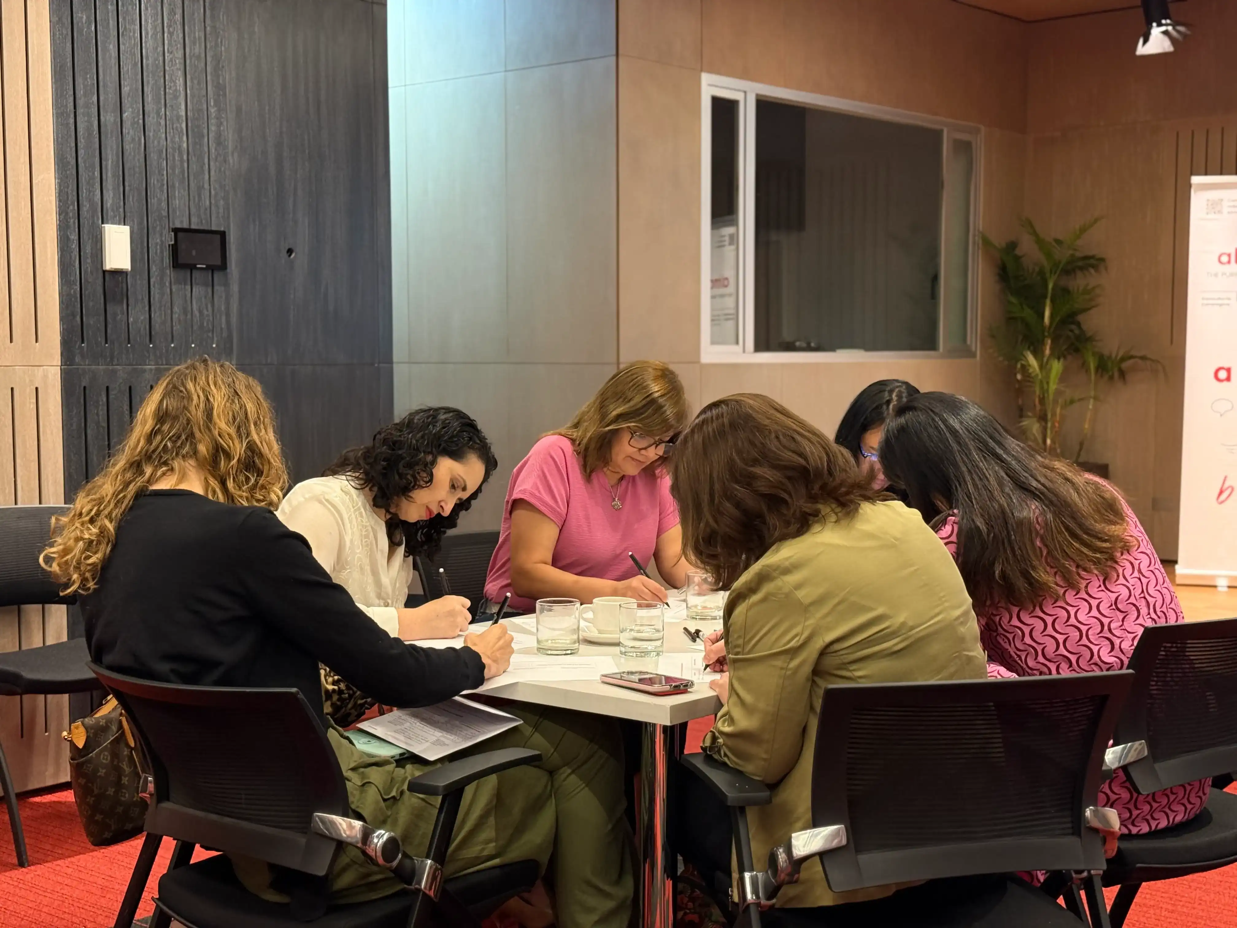 Participantes trabajando en grupo durante una dinámica colaborativa de la Comunidad de Liderazgo con Propósito en INACAP.