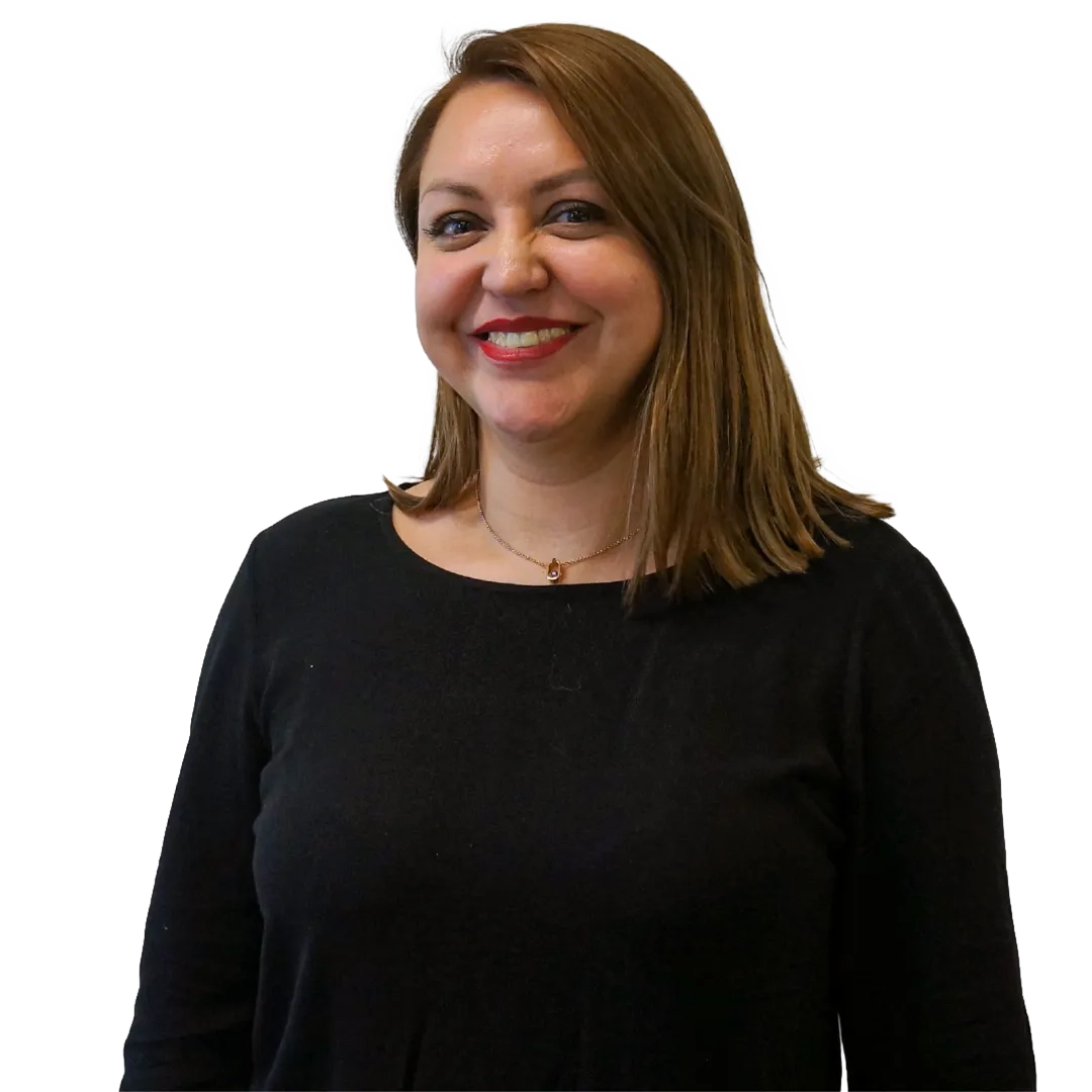 Retrato corporativo de Paulina Mardones sonriendo, con blusa negra sobre fondo blanco, en una pose cercana y profesional.