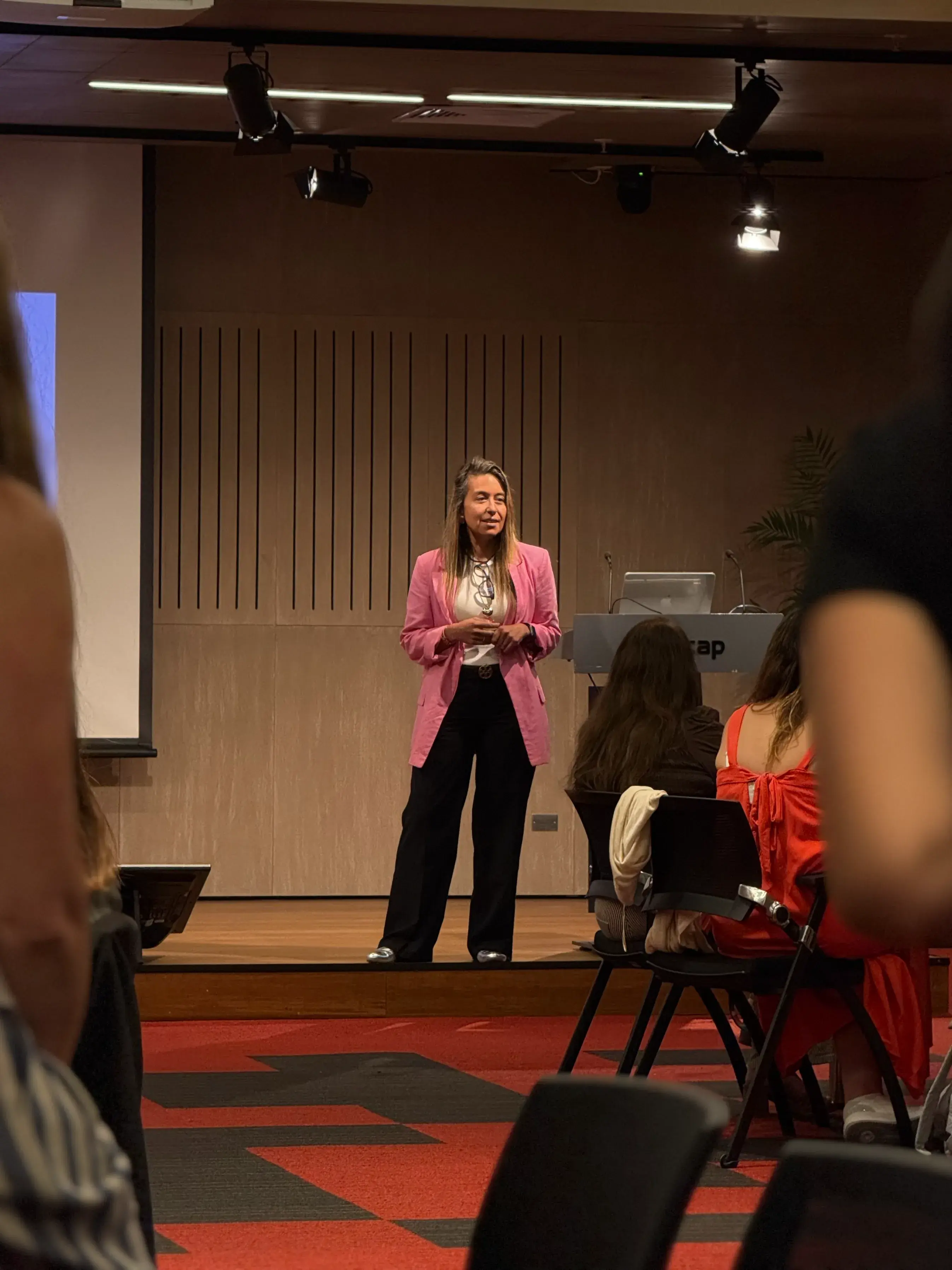 Representante de INACAP dando la bienvenida a los participantes de un encuentro de la Comunidad de Liderazgo con Propósito organizado por Almabrands.