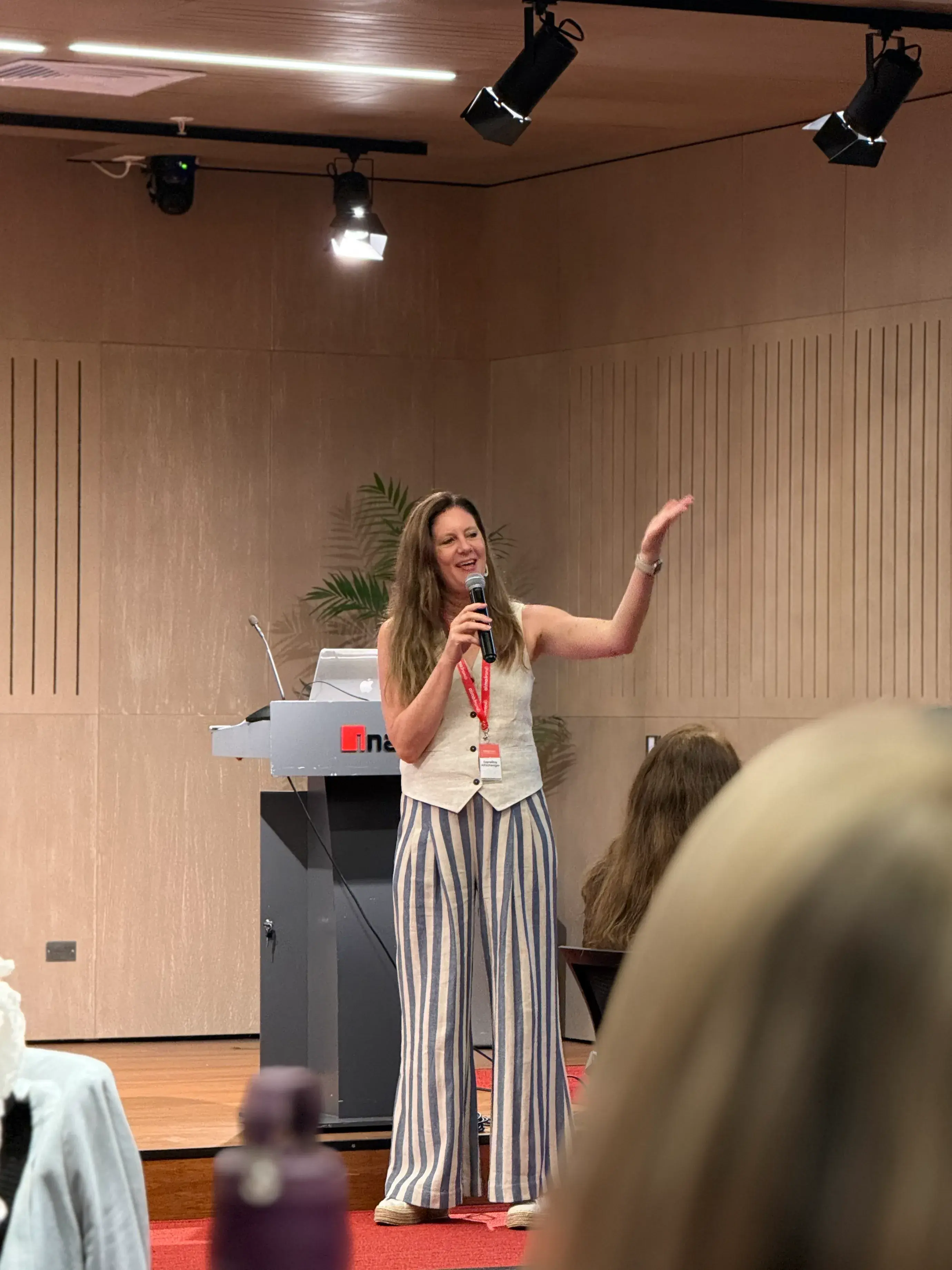 Carolina Altschwager dando la bienvenida durante un encuentro de la Comunidad de Liderazgo con Propósito organizado por Almabrands en INACAP.