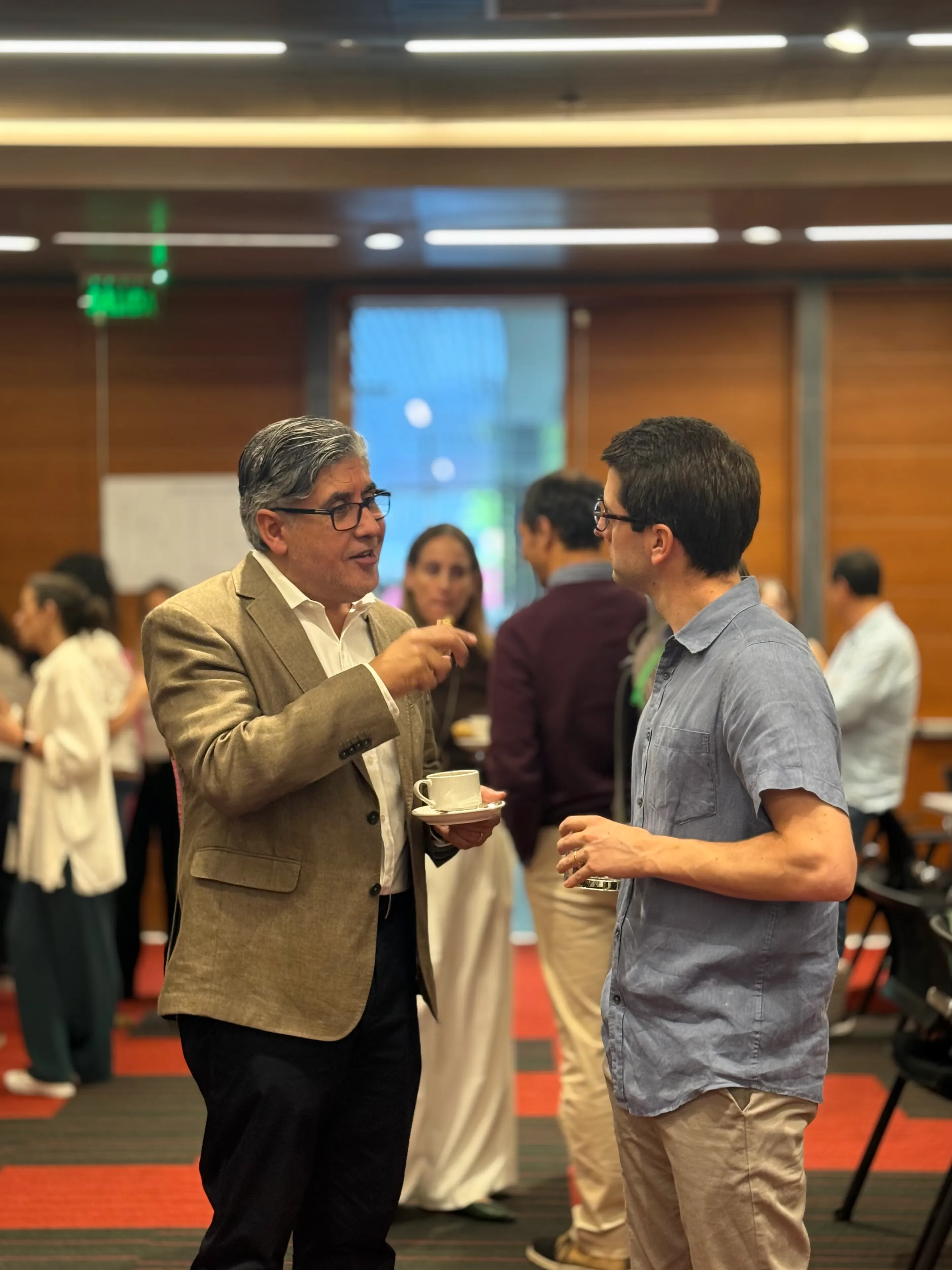 Participantes conversando durante un espacio de networking en un encuentro de la Comunidad de Liderazgo con Propósito organizado por Almabrands.