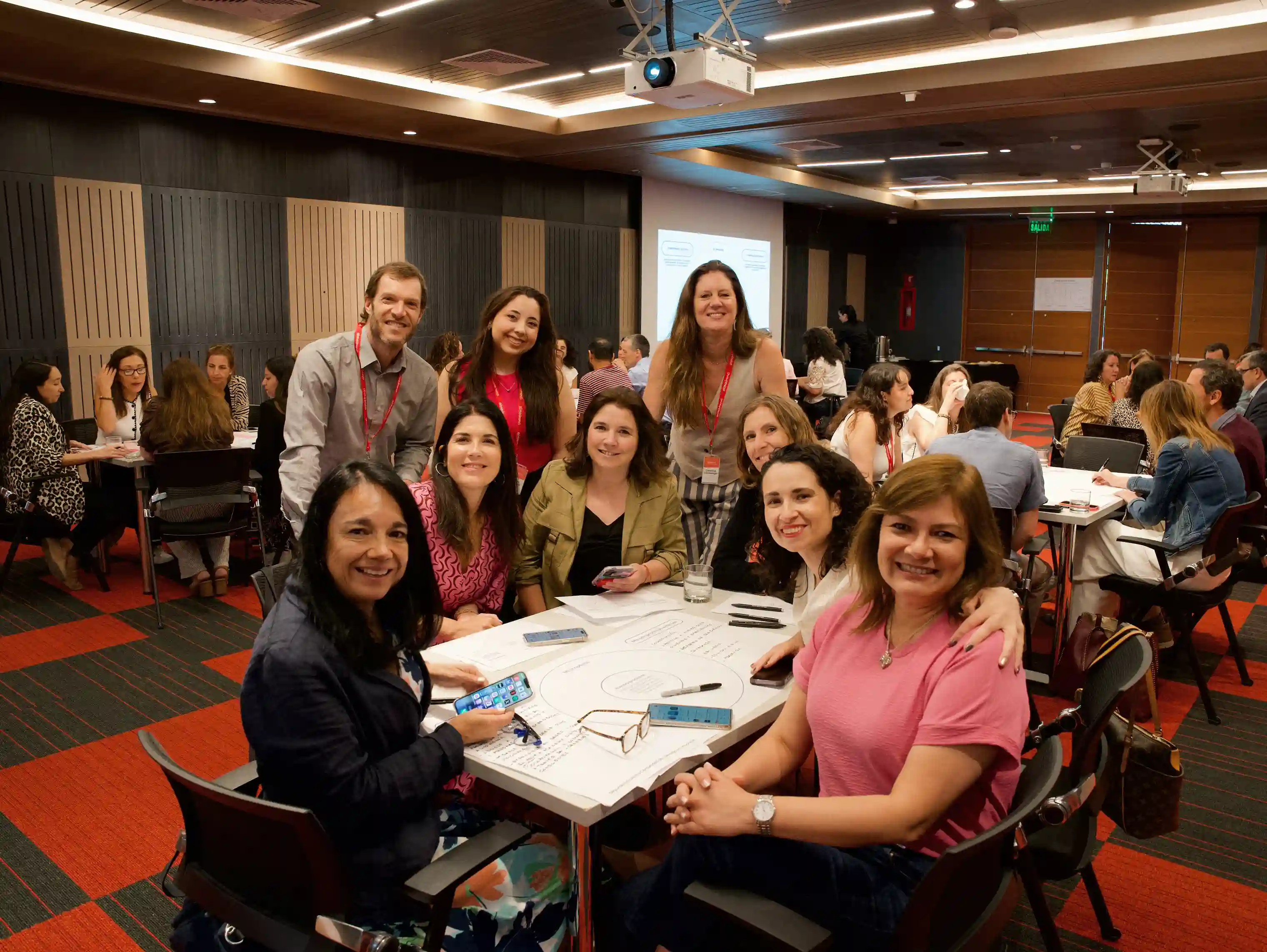 Equipo de participantes posando durante una dinámica colaborativa de la Comunidad de Liderazgo con Propósito realizada en INACAP.