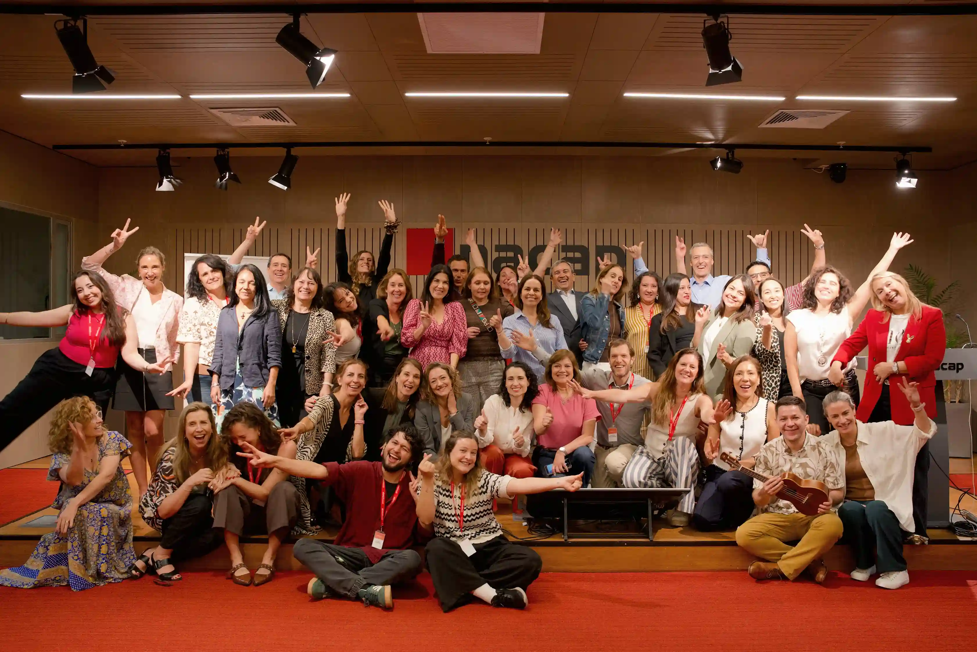 Fotografía grupal de los participantes del encuentro de la Comunidad de Liderazgo con Propósito organizado por Almabrands en INACAP.