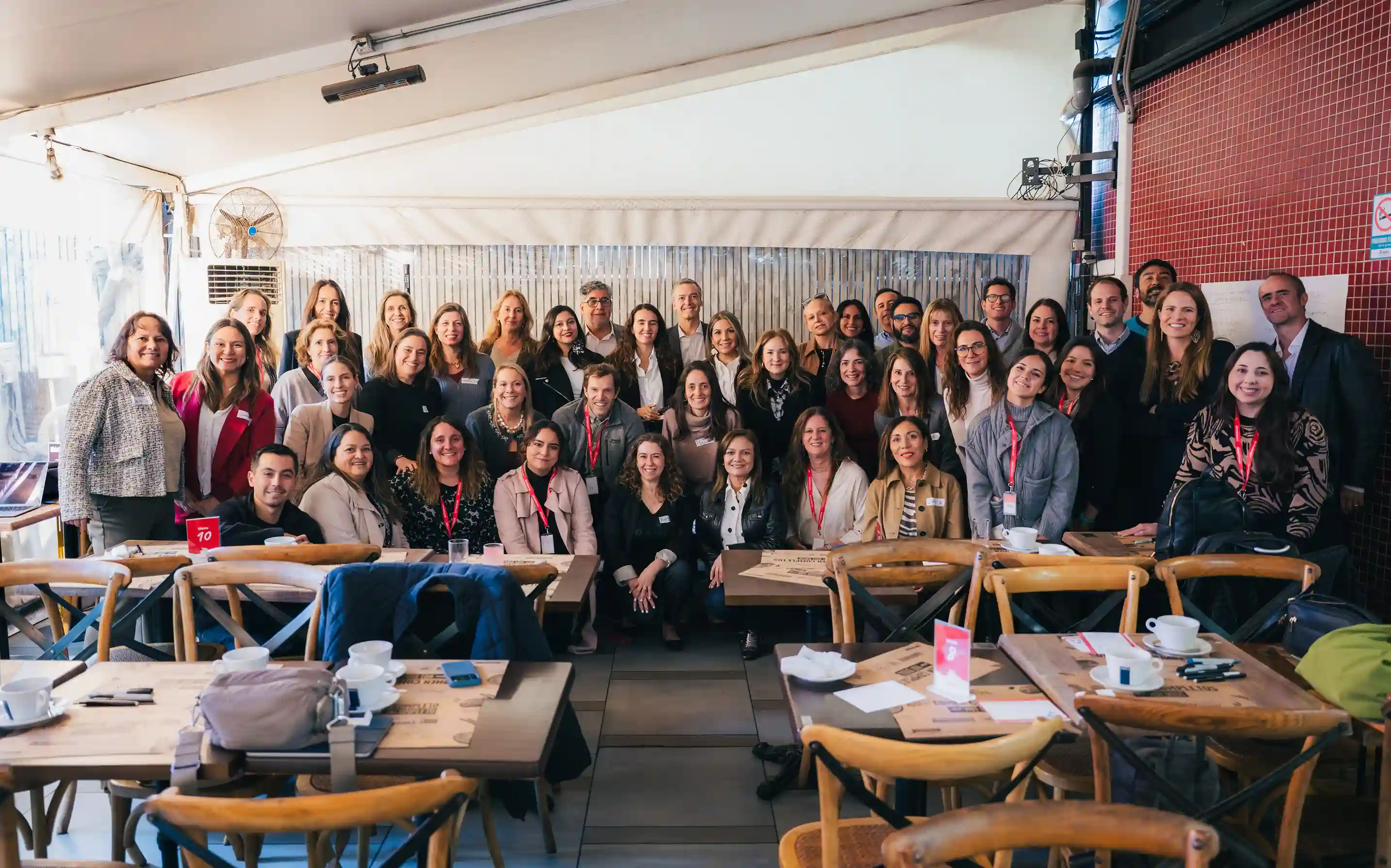 Fotografía grupal de los participantes de un encuentro de la Comunidad de Liderazgo con Propósito organizado por Almabrands en Domino.