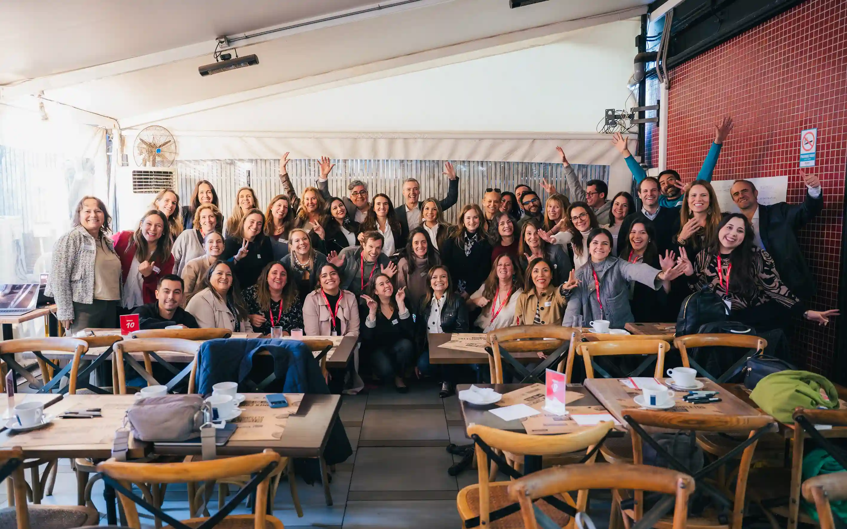 Participantes celebrando al finalizar un encuentro de la Comunidad de Liderazgo con Propósito organizado por Almabrands en Dominó.
