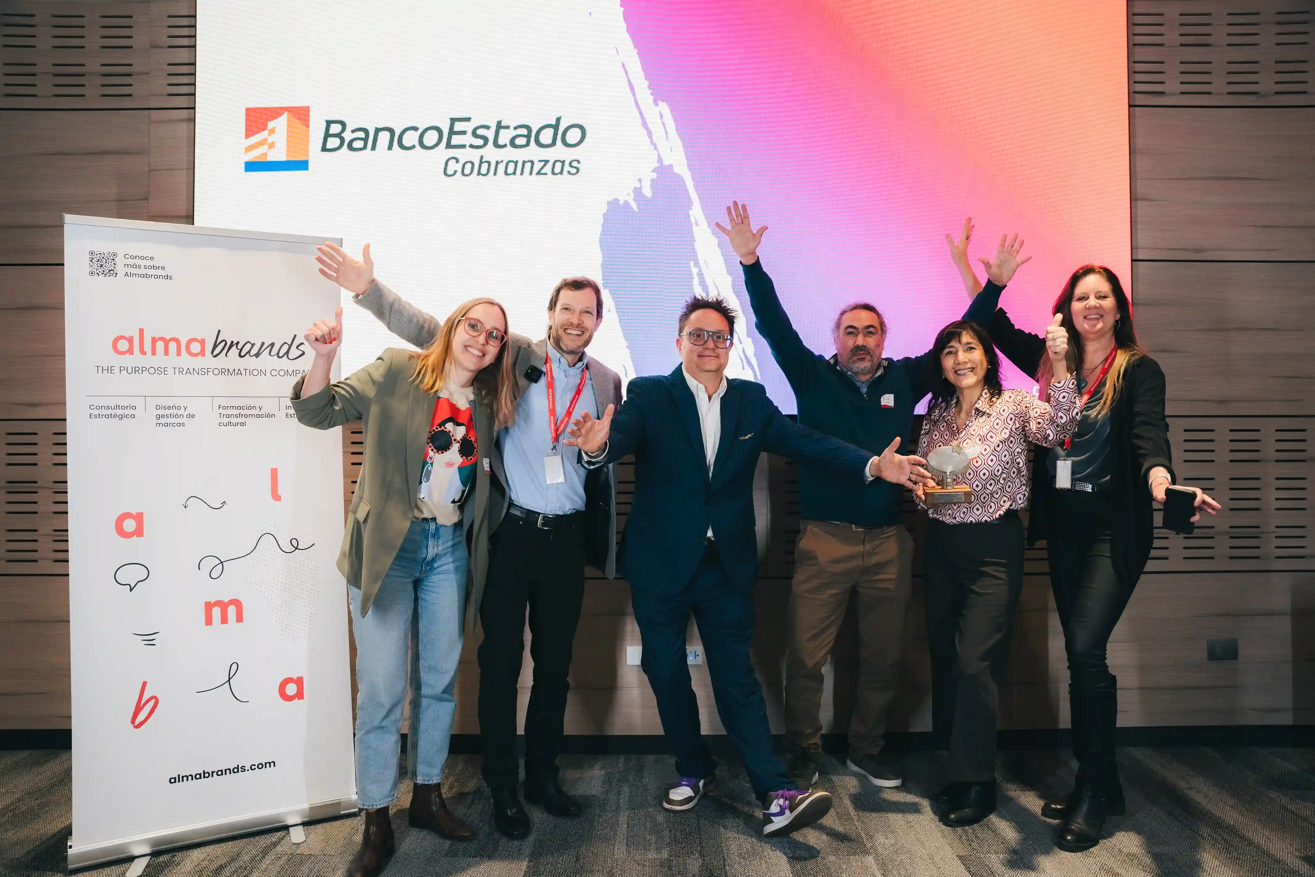 Equipo de BancoEstado Cobranzas celebrando el reconocimiento recibido en la Comunidad de Liderazgo con Propósito junto al equipo de Almabrands.