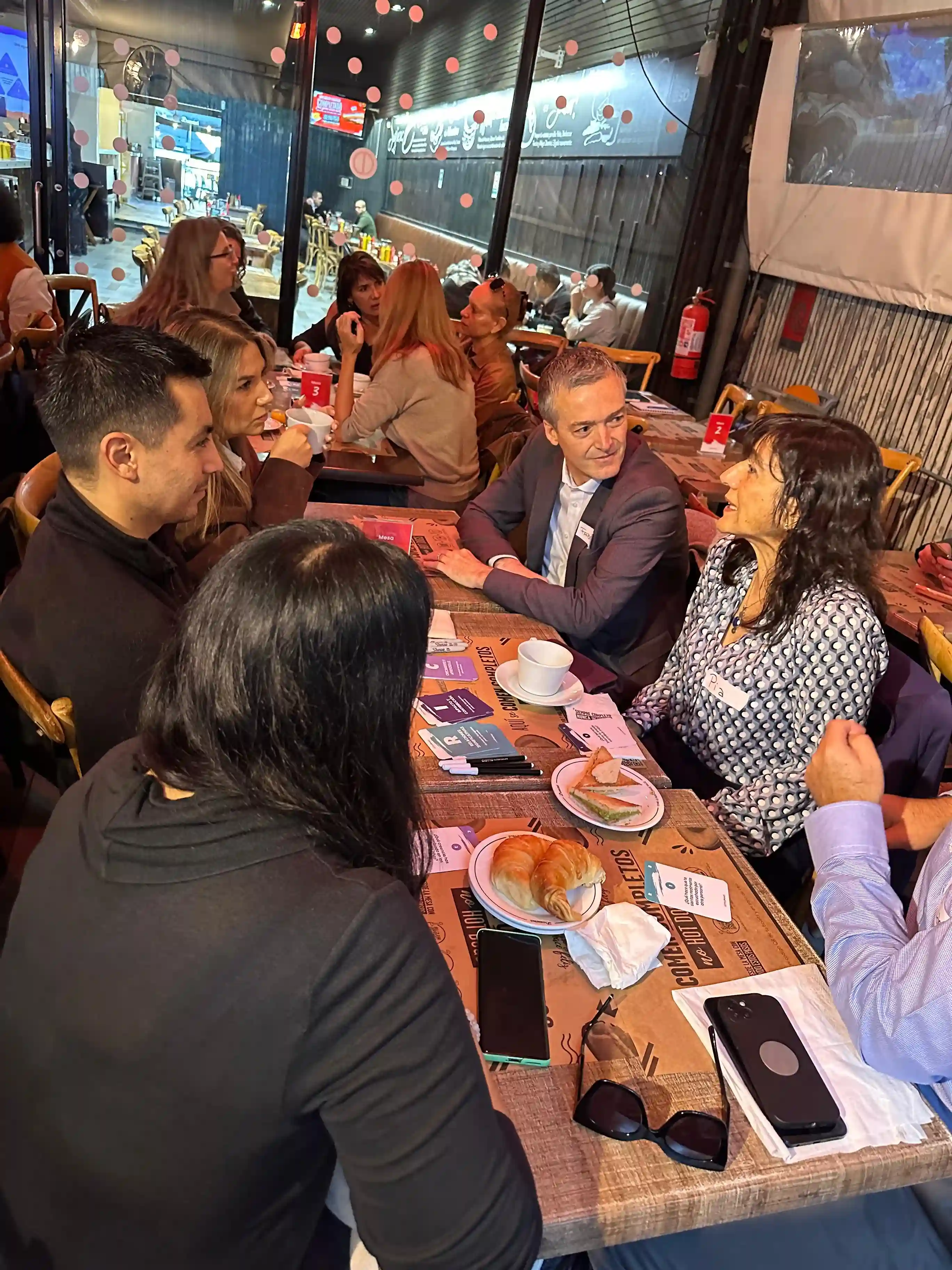 Participantes conversando durante una dinámica de networking de la Comunidad de Liderazgo con Propósito organizada por Almabrands.