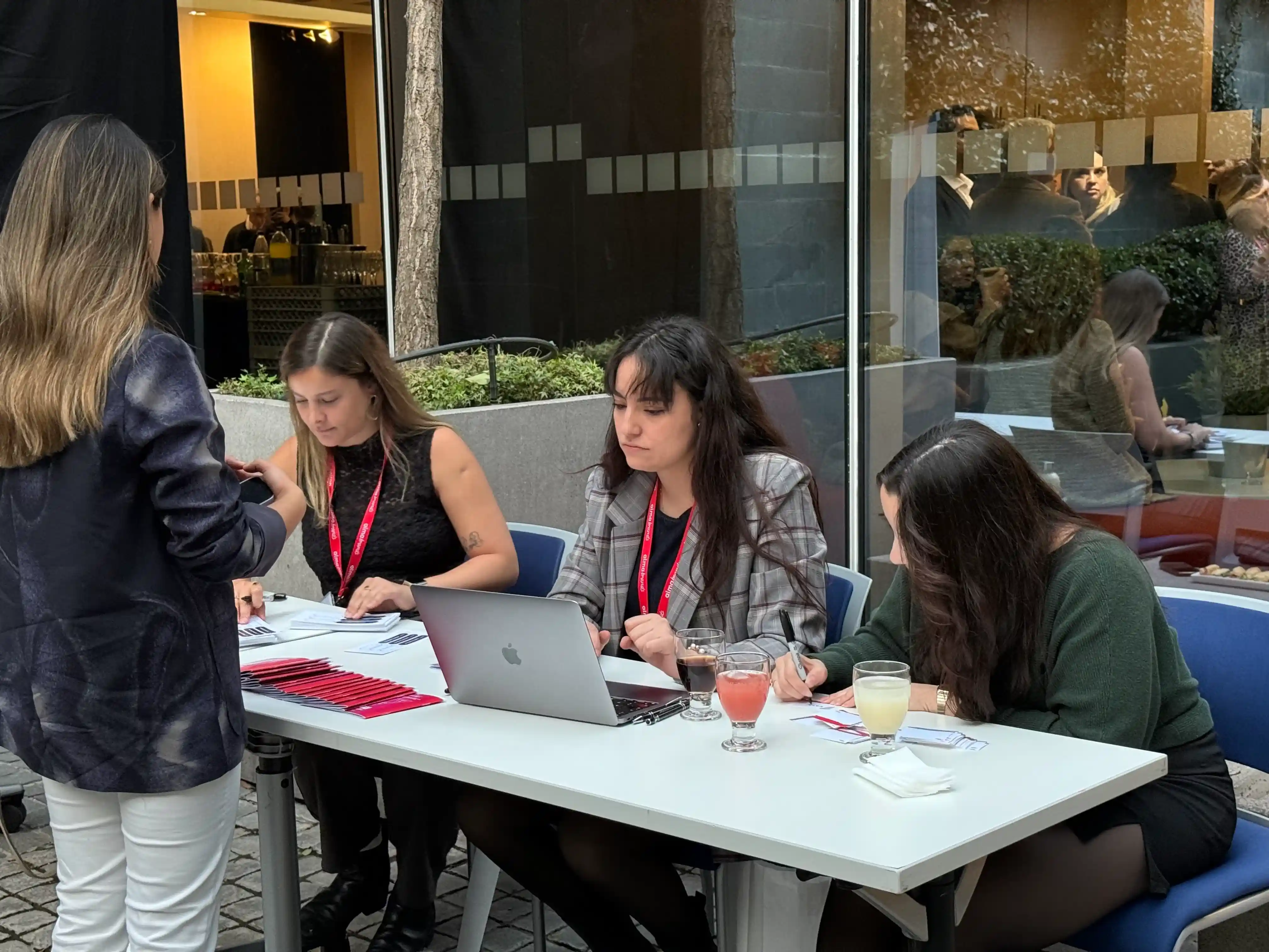 Equipo de acreditación registrando a los asistentes durante el encuentro de la Comunidad de Liderazgo con Propósito organizado por Almabrands.