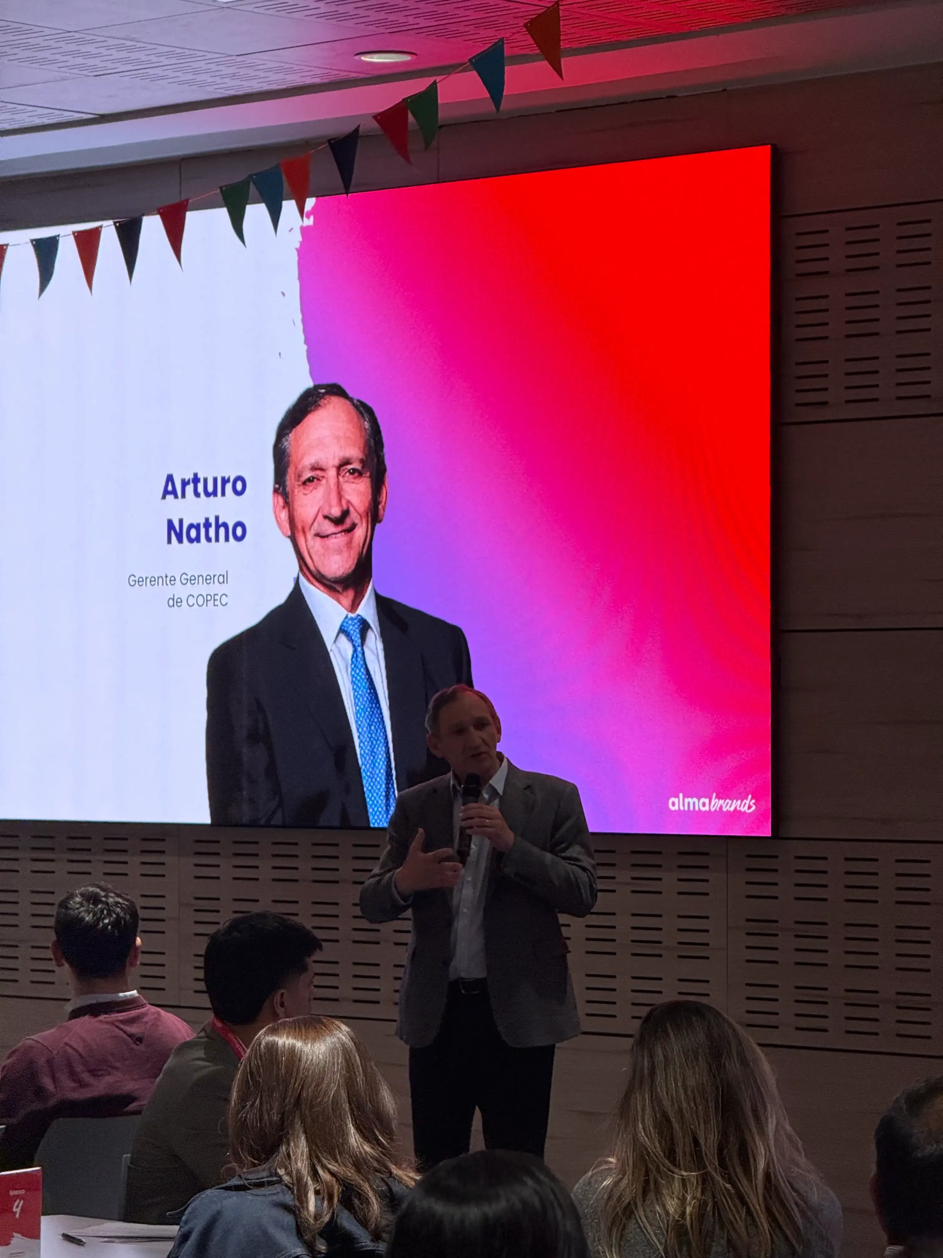 Arturo Natho, gerente general de COPEC, compartiendo una presentación durante un encuentro de la Comunidad de Liderazgo con Propósito organizado por Almabrands.