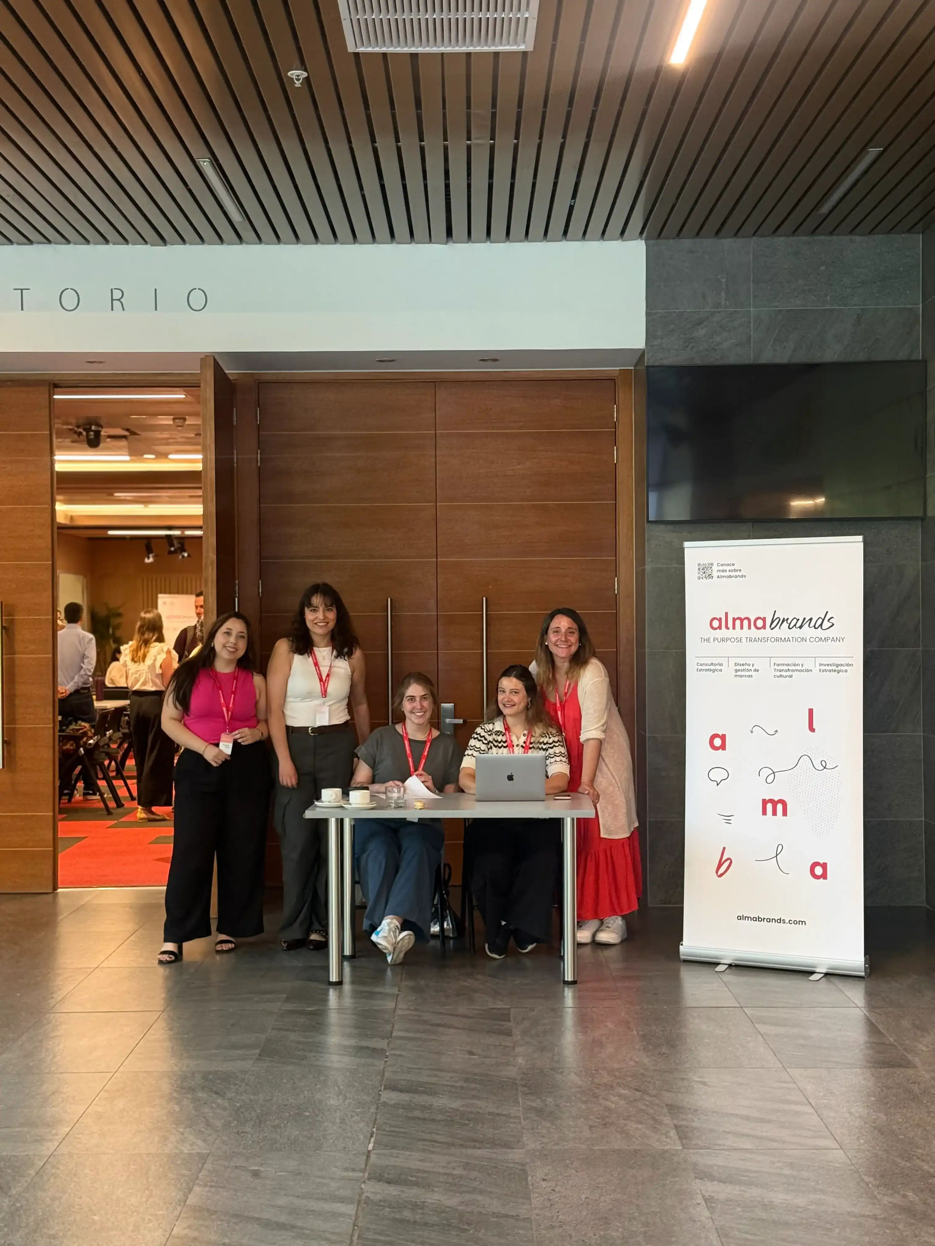 Equipo de Almabrands dando la bienvenida y acreditando a los asistentes al encuentro de la Comunidad de Liderazgo con Propósito realizado en INACAP.