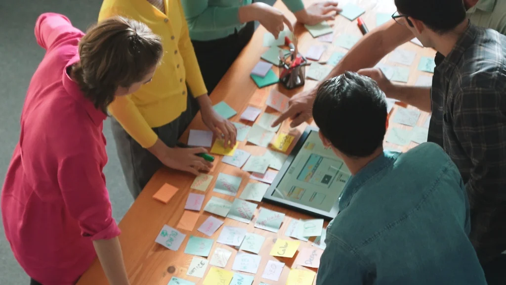 Sesión de trabajo para diseñar e implementar soluciones estratégicas para empresas