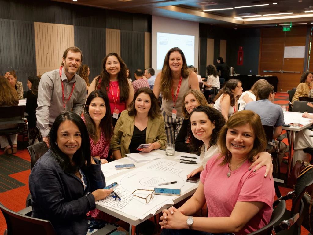 Equipo participando en un proceso de desarrollo de liderazgo y transformación cultural