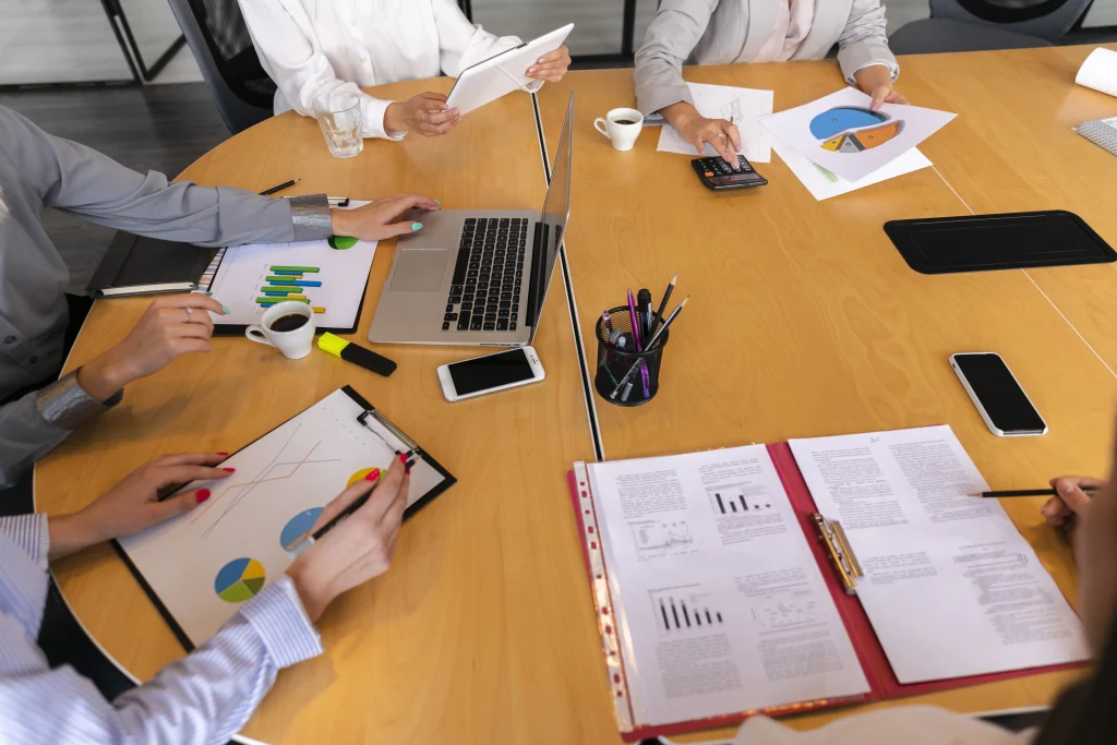 Equipo realizando investigación y generación de insights para apoyar decisiones estratégicas