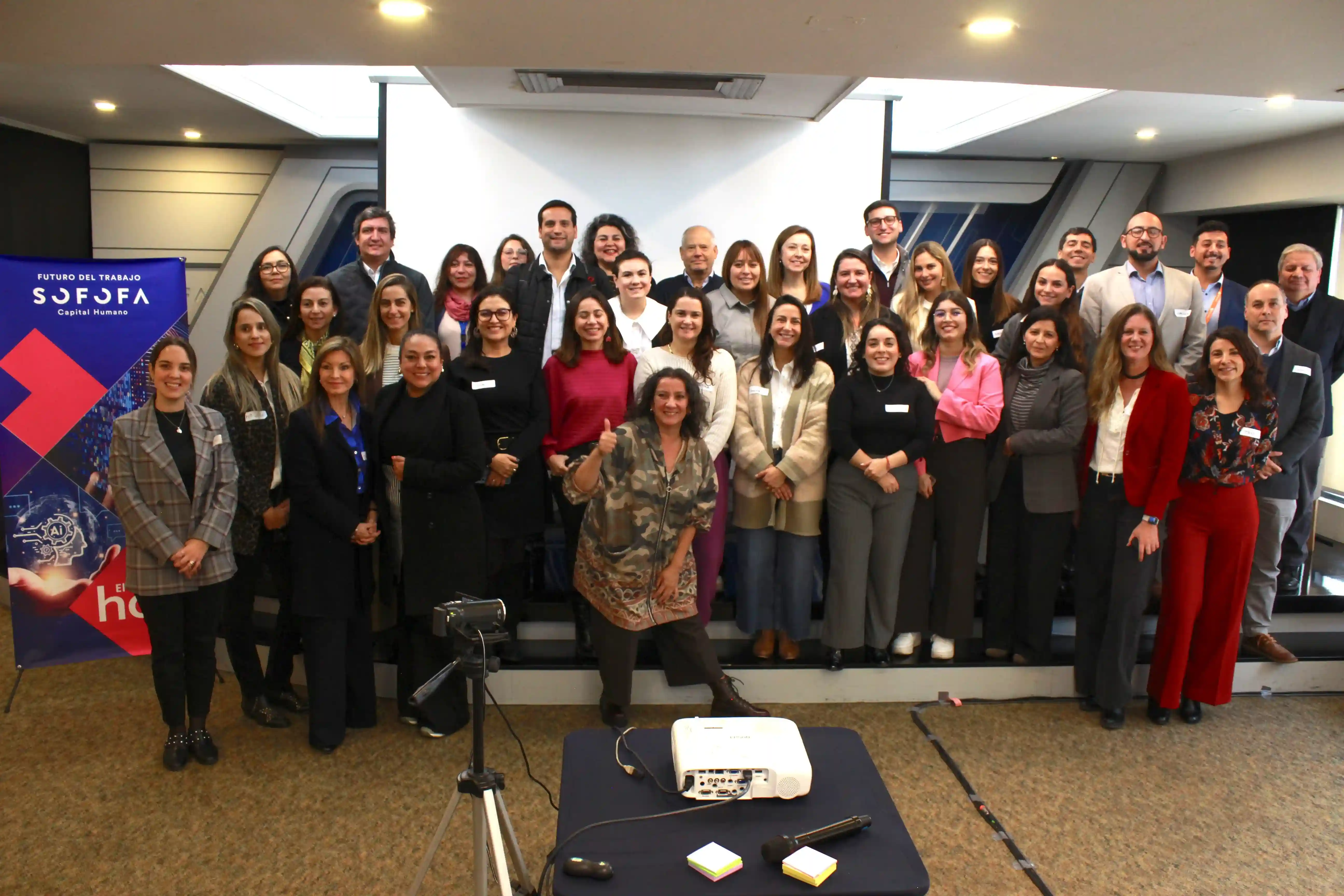 Fotografía grupal de expositores y participantes al finalizar el Primer Encuentro de la Comunidad de Empresas por la Confianza.